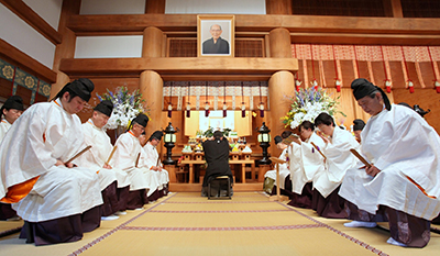 二代親先生の霊前に玉串を奉奠する三宅光雄教会長