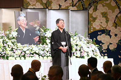 偲ぶ会の列席者に謝辞を述べる三宅光雄教会長
