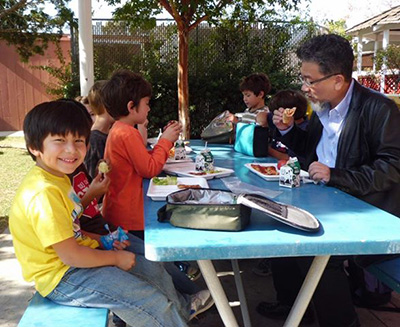 公立小学校の子供たちと昼食を共にする 公立小学校の子供たちと昼食を共にする