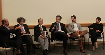 カリフォルニア大学でのパネル討議に参加する三宅善信師 カリフォルニア大学でのパネル討議に参加する三宅善信師