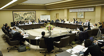 三宅会長が議長を務めて行われた国際評議員会