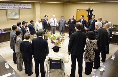 会議終了後、出席者全員で平和に祈りを共にした