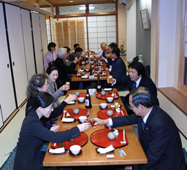 料亭「華佳楽」で開催された2009年度納会の模様