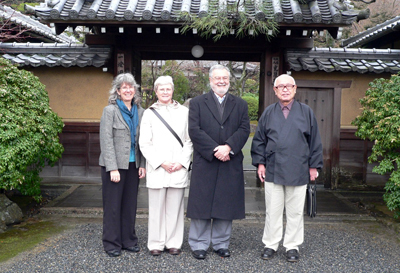 一燈園正門前にて。右から西田多戈止当番、P・モラレス師、フィリス夫人、ブライデン女史