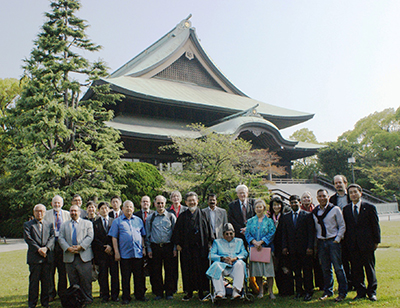 泉尾教会の会堂前で記念写真を撮る国際評議員の一行