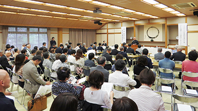 開会の挨拶を行う西田多戈止一燈園当番