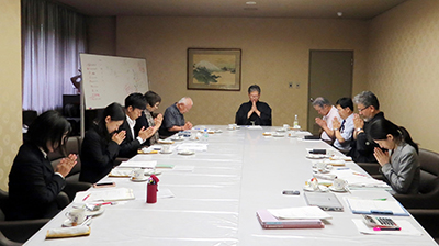 西田多戈止一燈園当番の先唱で開会の祈りを捧げるJLC各位