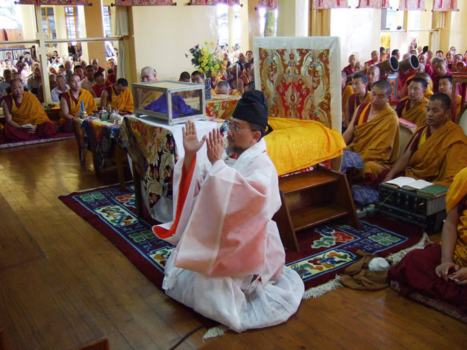 ダライ・ラマ14世との会見後、チベット寺院で非暴力と世界平和を祈る