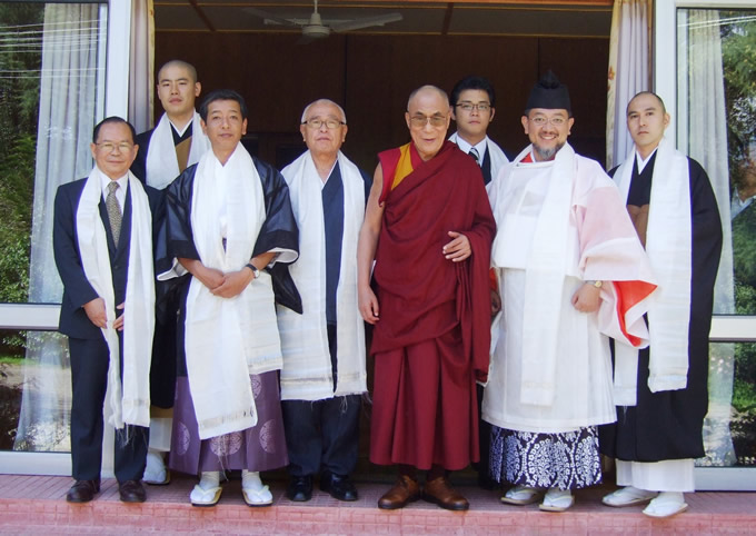 チベット亡命政権の国会を視察