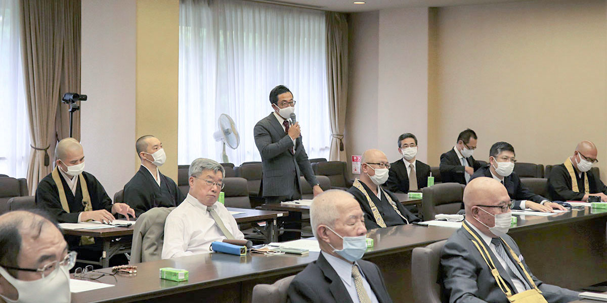 上村宜道生島神社宮司の質問に耳を傾ける国宗会員諸師