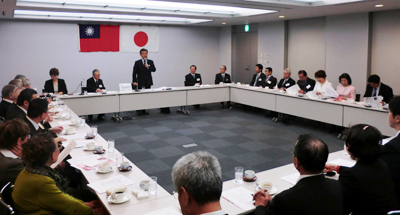 大阪日華親善協会の例会で講師として挨拶する三宅善信代表 大阪日華親善協会の例会で講師として挨拶する三宅善信代表