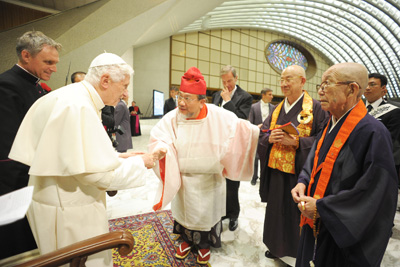 教皇ベネディクト16世に国際宗教同志会代表の村山廣甫・大森慈祥両師を紹介する三宅善信代表