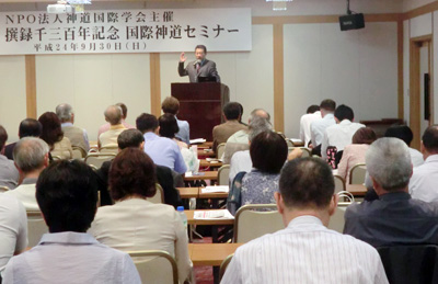 主催者を代表して挨拶を行う三宅善信常任理事 主催者を代表して挨拶を行う三宅善信常任理事