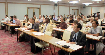 最前列に陣取って他の発表者の見解を聞く発表者たち 最前列に陣取って他の発表者の見解を聞く発表者たち