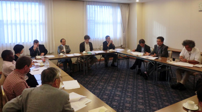 セミナーの前日に開催された理事会で自説を力説する三宅善信代表 セミナーの前日に開催された理事会で自説を力説する三宅善信代表
