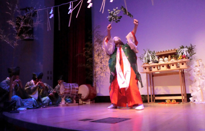 UCSBのオーディトリアムで上演された秩父神楽 UCSBのオーディトリアムで上演された秩父神楽