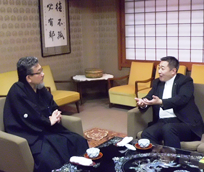 宍野史生扶桑教管長と意見を交換する三宅善信代表 宍野史生扶桑教管長と意見を交換する三宅善信代表