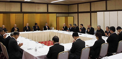 理事会の開会に当たり、平和の祈りを行うWCRP理事一同 理事会の開会に当たり、平和の祈りを行うWCRP理事一同