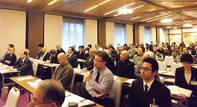 平和大学講座でコメントを述べる三宅善信代表 平和大学講座でコメントを述べる三宅善信代表