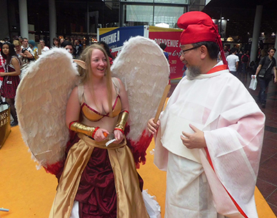 JAPAN EXPO会場内でコスプレの青年たちと交流する三宅善信代表 JAPAN EXPO会場内でコスプレの青年たちと交流する三宅善信代表