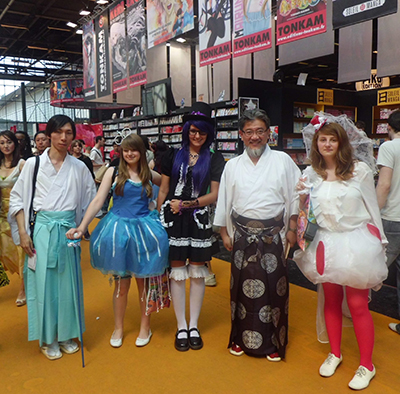 JAPAN EXPO会場内でコスプレの青年たちと交流する三宅善信代表 JAPAN EXPO会場内でコスプレの青年たちと交流する三宅善信代表