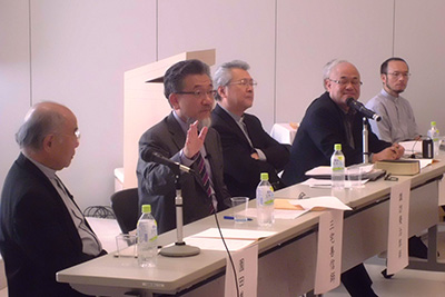 フロアからの質問に答えるパネリストの三宅善信代表 フロアからの質問に答えるパネリストの三宅善信代表