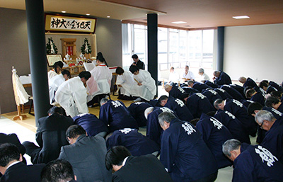 竣工式で祭主として祭詞を奏上する三宅善信師 竣工式で祭主として祭詞を奏上する三宅善信師
