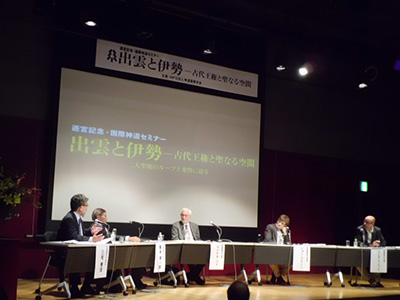三宅氏と4名の発表者によるディスカッション 三宅氏と4名の発表者によるディスカッション