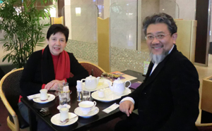 ロシア人歴史学者サブリナ・エレオノラ女史と協議する三宅善信代表