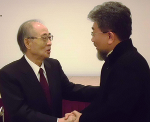 三年ぶりの再会に言葉を掛け合う明石康元国連事務次長と三宅善信代表