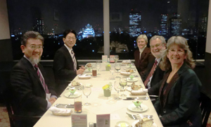 大阪城の見えるレストランでモラレス会長夫妻と会食