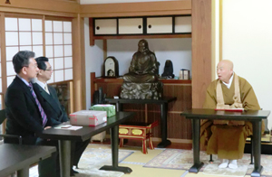 臨済宗建長寺派管長の吉田正道老師と懇談する三宅善信代表