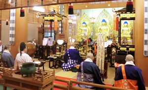 天台宗・真言宗・日蓮宗・黄檗宗・浄土真宗らの僧侶と共に法要に参列する三宅善信代表