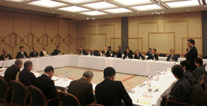 WCRP日本委員会評議員として最後の質問をする三宅善信代表