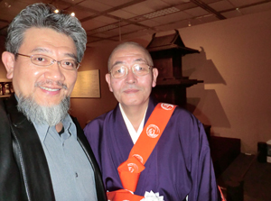 大野玄妙法隆寺管長と三宅善信代表。背後にあるのは、国宝『玉虫厨子』の模制