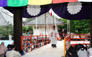 大念佛寺の萬部法要で正装にてお練りをする三宅善信代表