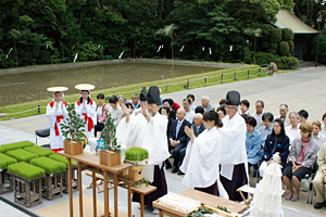 御田植え神事の祭主を勤める三宅善信代表 御田植え神事の祭主を勤める三宅善信代表