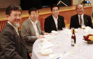 仙石由人元官房長官や中野寛成元国家公安委員長と同テーブルの三宅善信代表 仙石由人元官房長官や中野寛成元国家公安委員長と同テーブルの三宅善信代表