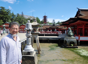 厳島神社に参詣した三宅善信代表 厳島神社に参詣した三宅善信代表