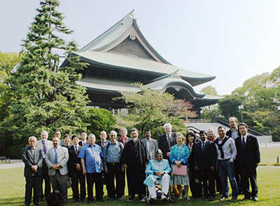 IARF国際評議員会の参加者を迎える三宅善信代表 IARF国際評議員会の参加者を迎える三宅善信代表