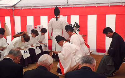 控所地鎮祭で祭主を勤める三宅善信代表 控所地鎮祭で祭主を勤める三宅善信代表