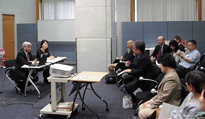 スワラップ総領事に貧困対策について質問をぶつける三宅善信代表 スワラップ総領事に貧困対策について質問をぶつける三宅善信代表