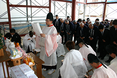 御神田御田植祭の祭詞を奏上する三宅善信師 御神田御田植祭の祭詞を奏上する三宅善信師