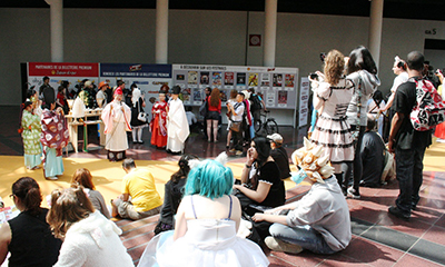コスプレを楽しむJAPAN EXPO参加者にスピーチをする三宅善信代表 コスプレを楽しむJAPAN EXPO参加者にスピーチをする三宅善信代表