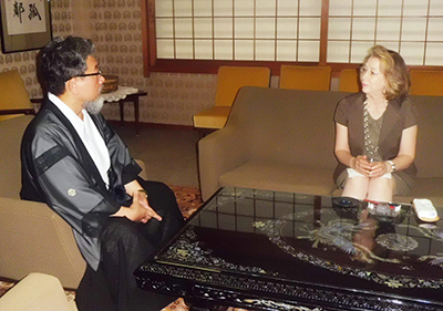 西川ヘレンさんと懇談する三宅善信代表 西川ヘレンさんと懇談する三宅善信代表
