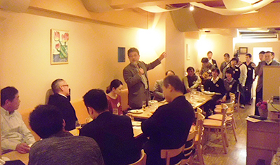 FMaiai出演者オフ会で挨拶する三宅善信代表 FMaiai出演者オフ会で挨拶する三宅善信代表