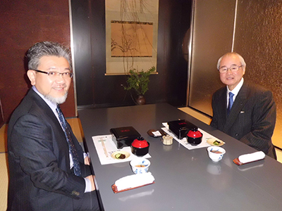 萩尾千里大阪国際フォーラム会長と三宅善信代表 萩尾千里大阪国際フォーラム会長と三宅善信代表