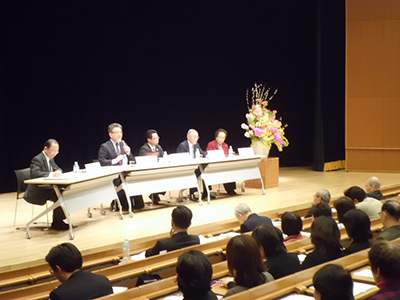 南山大学で開催された平和大学講座でパネリストを務める三宅善信代表 南山大学で開催された平和大学講座でパネリストを務める三宅善信代表