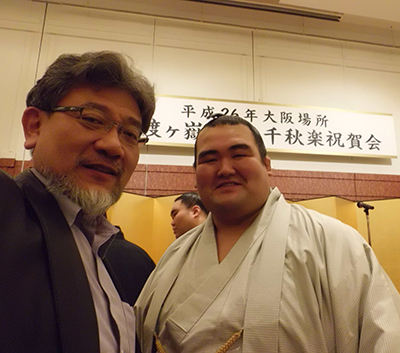 佐渡ヶ嶽部屋大阪場所千秋楽祝賀会の席で大関琴奨菊関と三宅善信代表 佐渡ヶ嶽部屋大阪場所千秋楽祝賀会の席で大関琴奨菊関と三宅善信代表