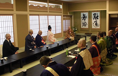 筆頭来賓の石田智圓唐招提寺管長と挨拶する三宅善信代表 筆頭来賓の石田智圓唐招提寺管長と挨拶する三宅善信代表